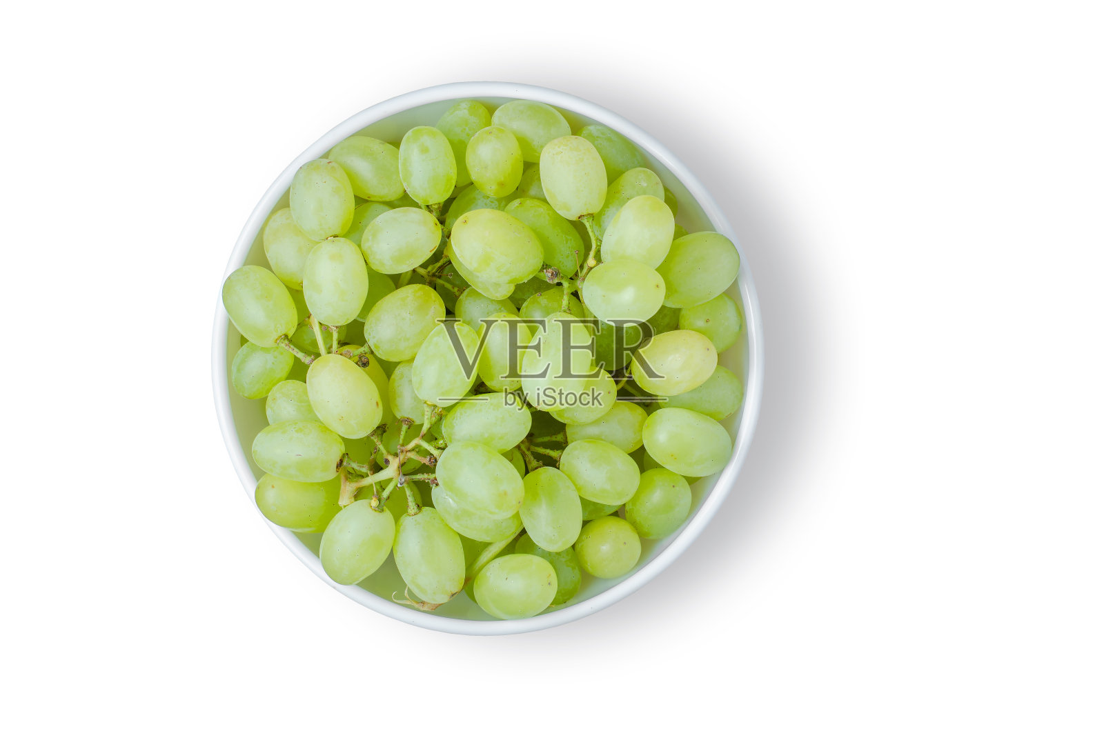 绿色的葡萄。白盘子里的熟浆果。孤立在白色的。照片摄影图片