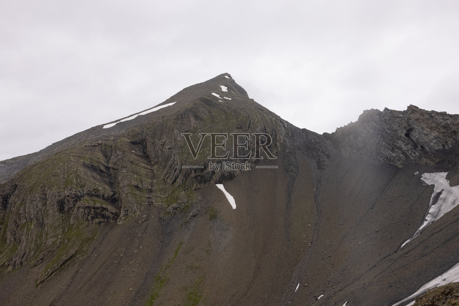 在瑞士的炉边徒步旅行。登上顶峰，翻越阿尔卑斯山，欣赏美丽的风景。史诗般的风景，看起来像霍比特人的土地，指环王。照片摄影图片