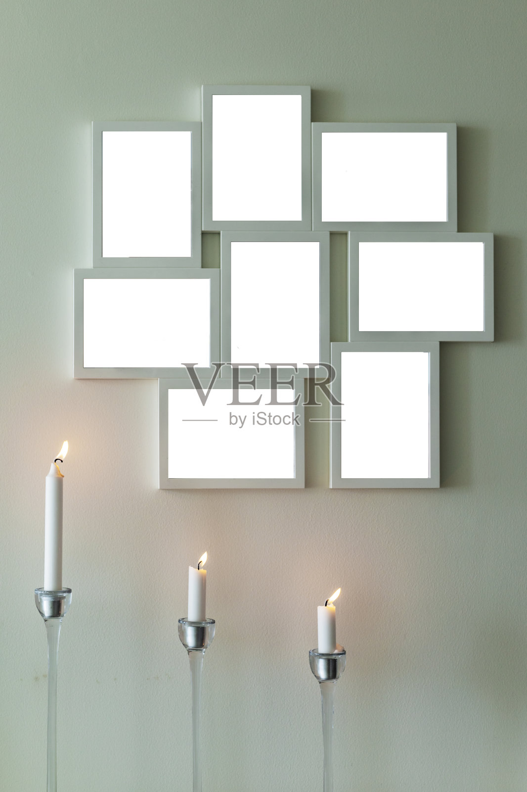 带有相框和蜡烛装饰的白色墙壁，留有文案空间照片摄影图片