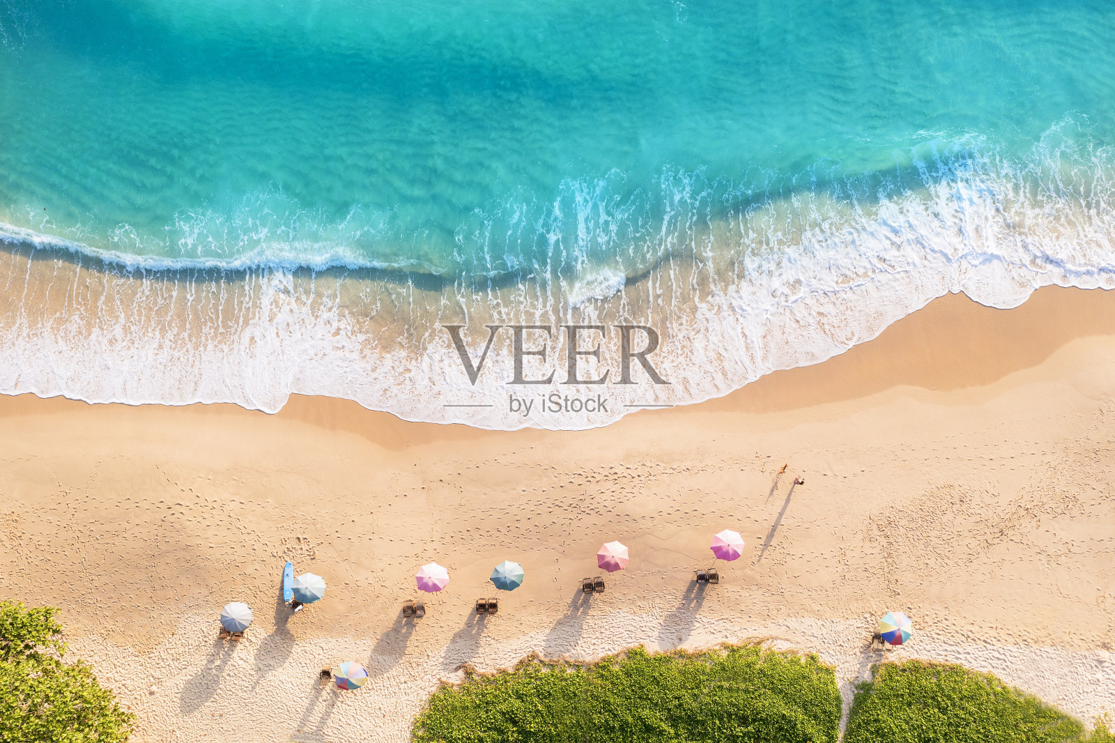 美丽的普吉岛海滩是安达曼海著名的旅游目的地。夏天度假的概念照片摄影图片