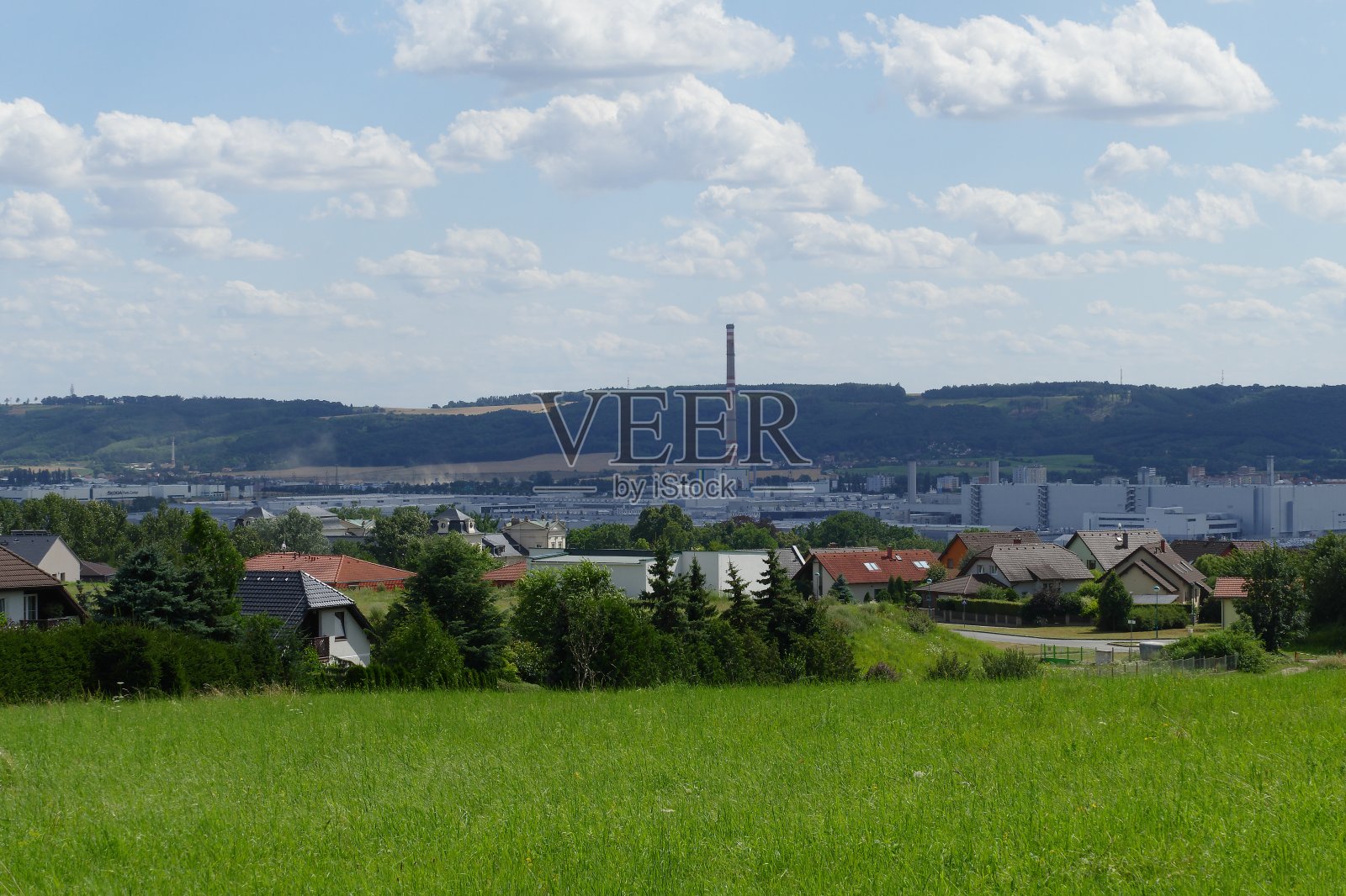 从Kosmonosy山俯瞰Mlada Boleslav工厂区的景观照片摄影图片