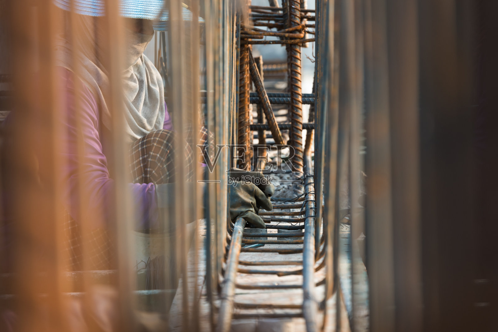 用钢丝将钢筋固定在钢筋上，用于混凝土或水泥加固照片摄影图片