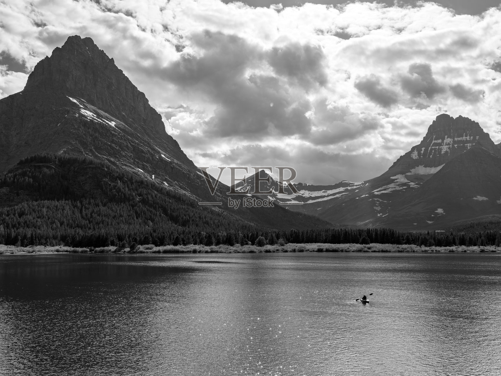 在冰川国家公园的大雁岛照片摄影图片