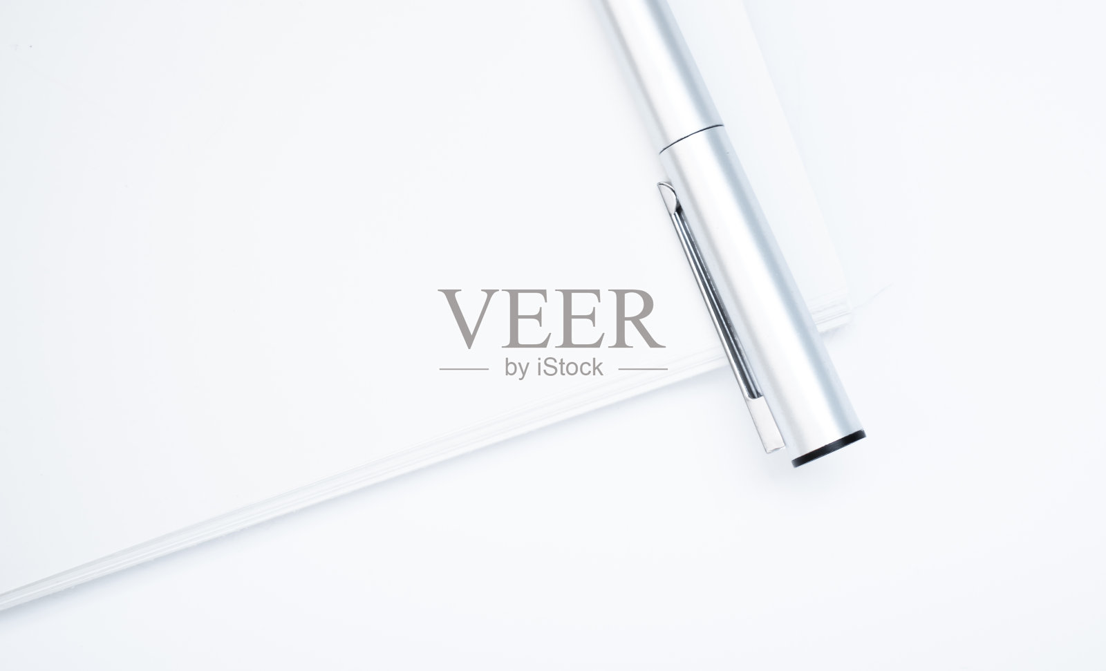 灰色的桌子上放着一堆信封照片摄影图片