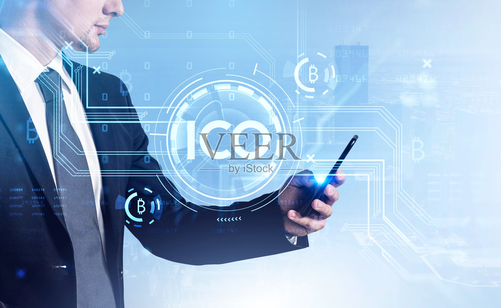 侧面的商人持有智能手机检查ICO新闻和基于全球新闻的加密货币市场行为。商业和财务成功的概念。双重曝光照片摄影图片