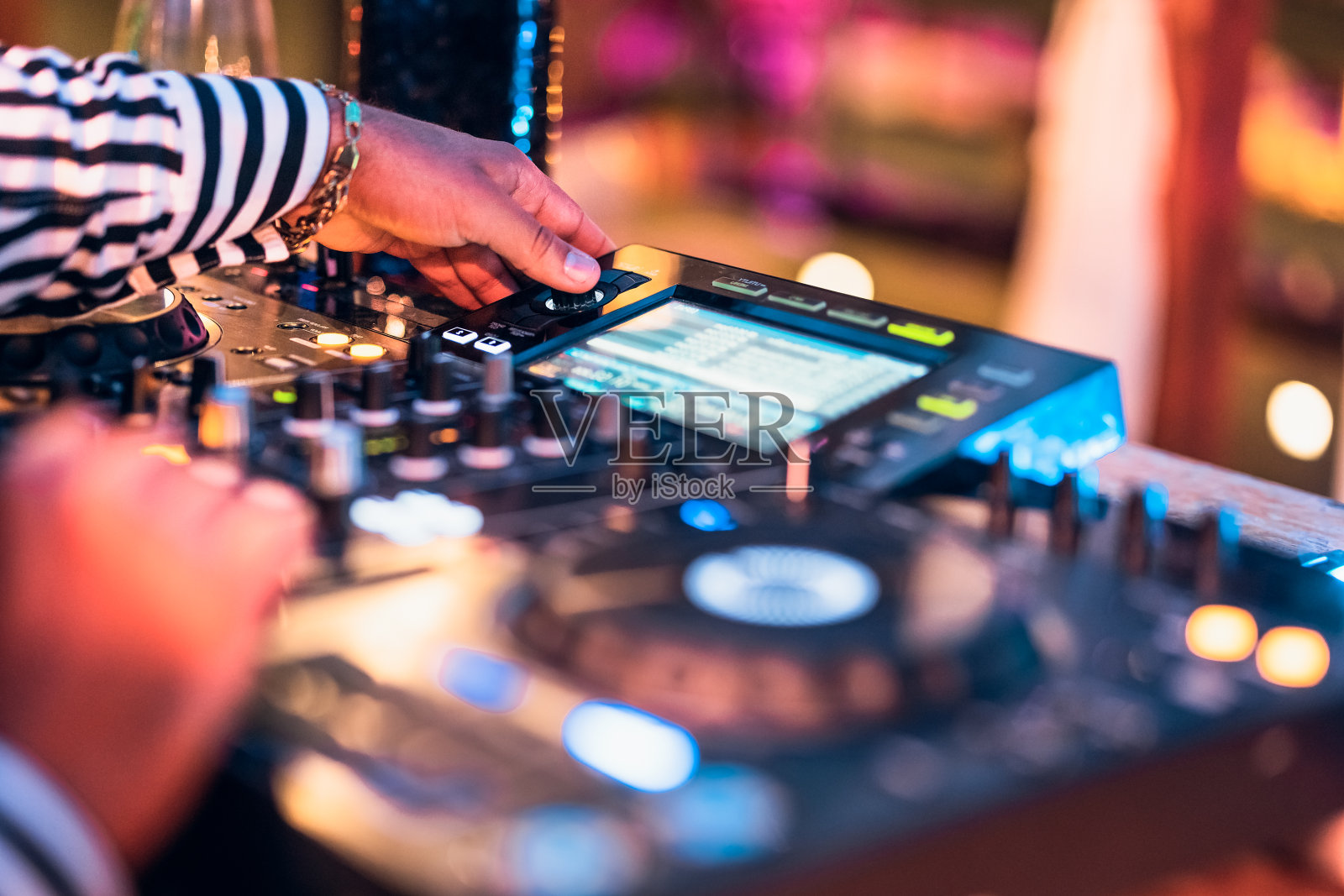 结束dj手混合音乐在鸡尾酒吧-派对夜生活的概念照片摄影图片