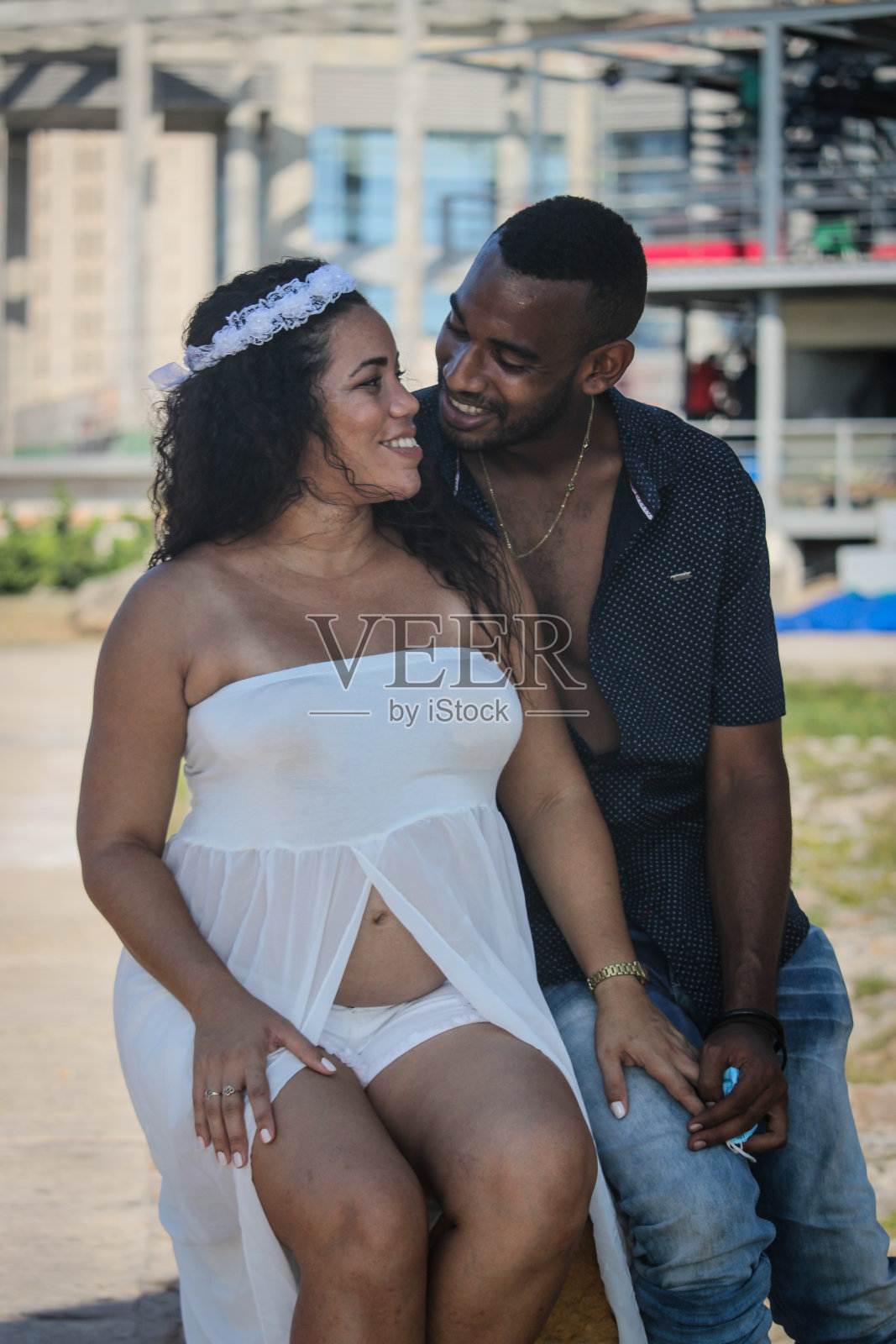 一对夫妇在自然公园庆祝新生儿的出生照片摄影图片