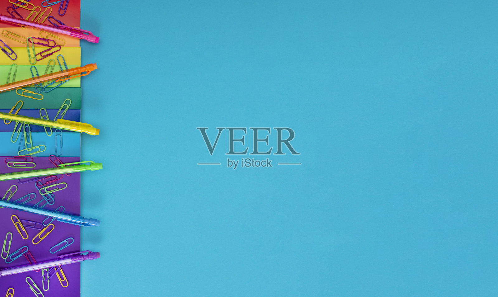 背景与彩虹色学校或办公用品照片摄影图片