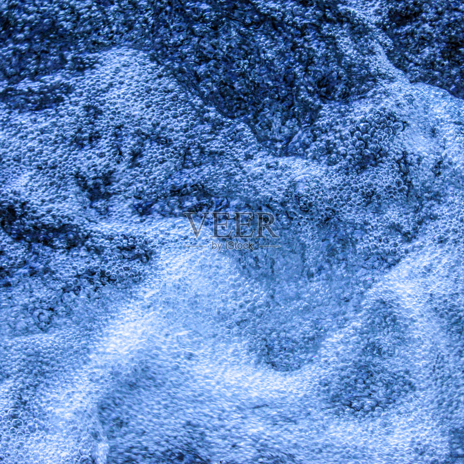 水域的真实视图。水蓝色背景。水泡沫。照片摄影图片