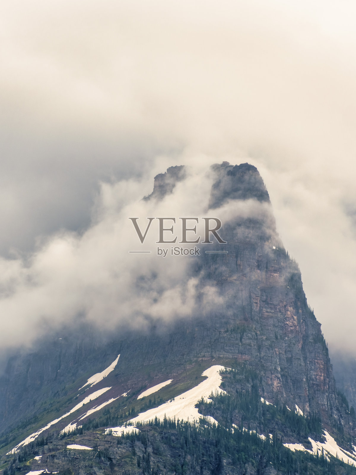 多云的山峰照片摄影图片