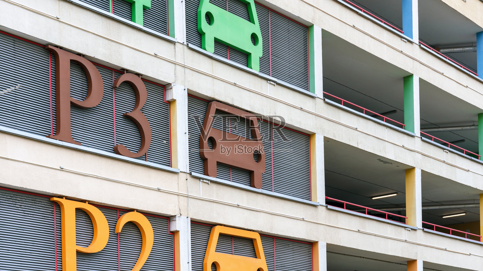 时尚的停车场地板标志在灰色的墙壁在市中心照片摄影图片