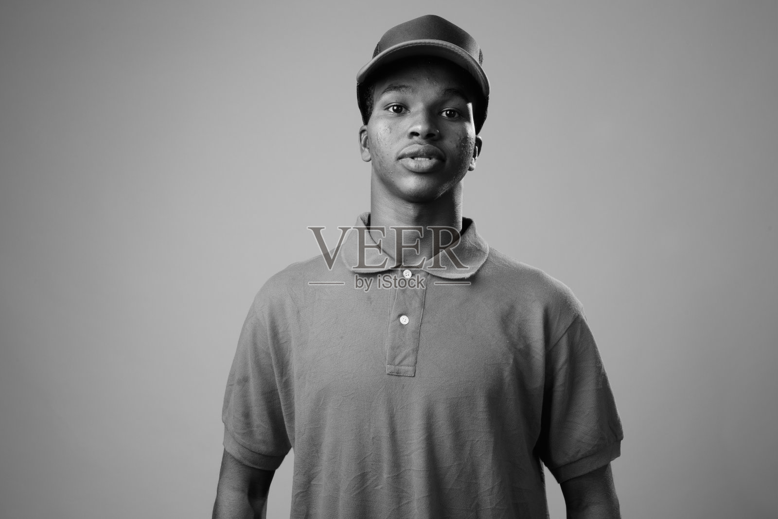 灰色背景下的年轻非洲人的肖像照片摄影图片