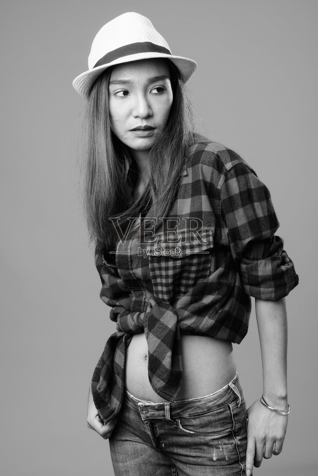 年轻美丽的亚洲潮女肖像在黑白照片摄影图片