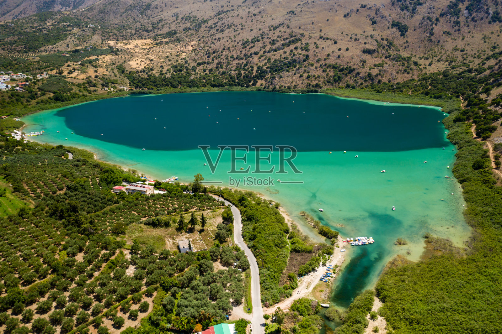 被高山环绕的巨大淡水湖的鸟瞰图(希腊克里特岛的库尔纳斯湖)照片摄影图片