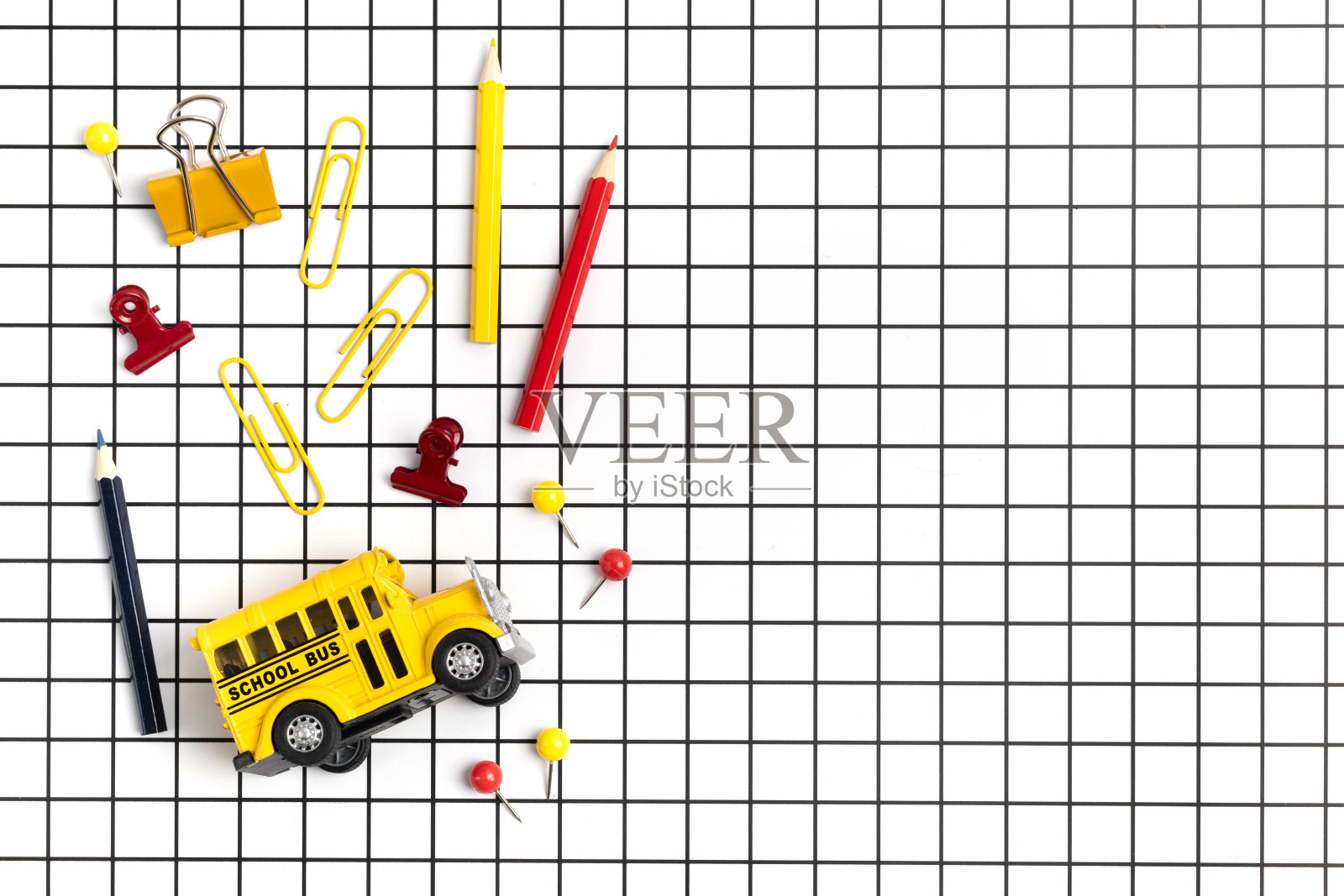 学校文具在格子白色背景。回到学校的想法照片摄影图片