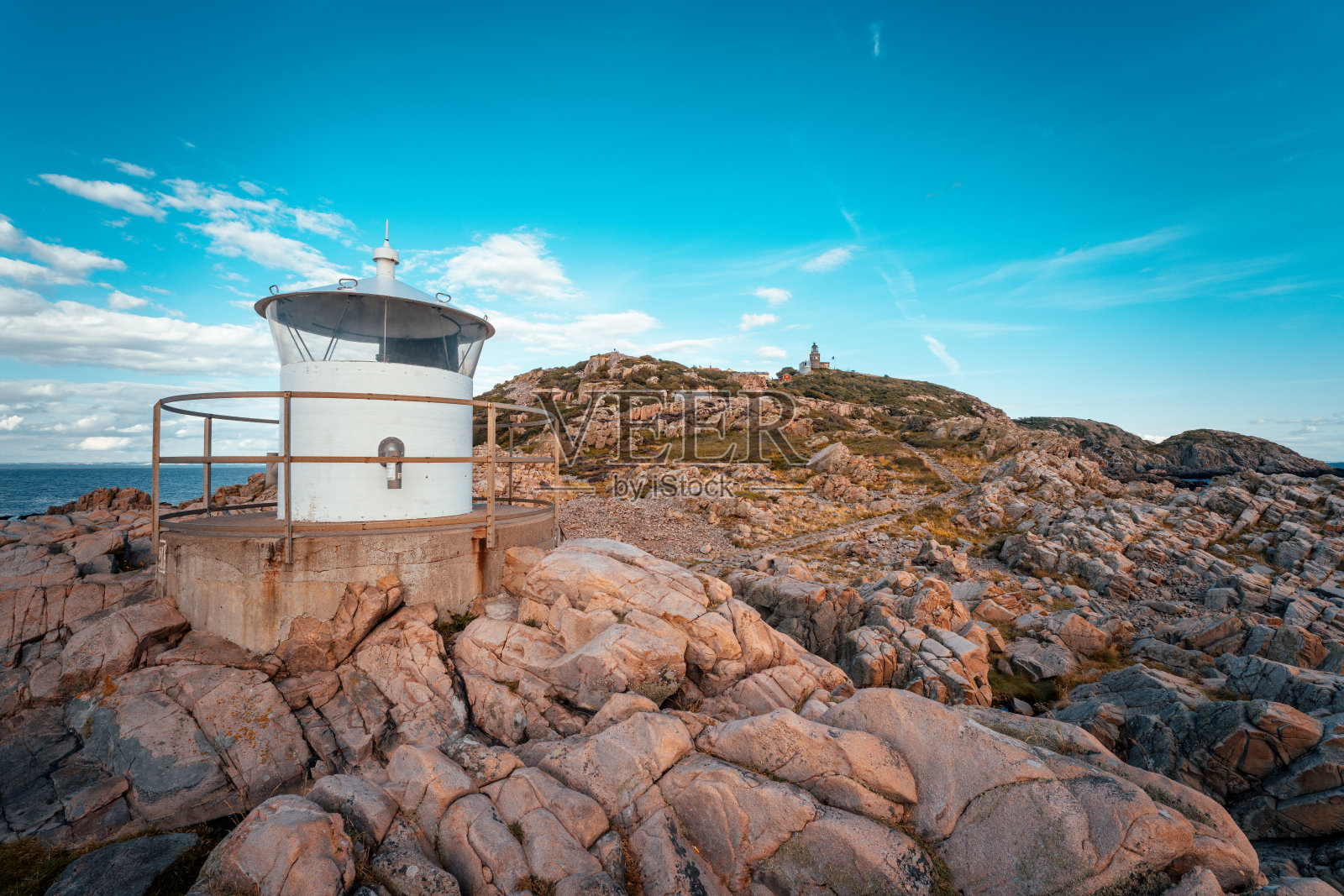 瑞典南部库拉伯格自然保护区岩石海岸上的白色灯塔照片摄影图片