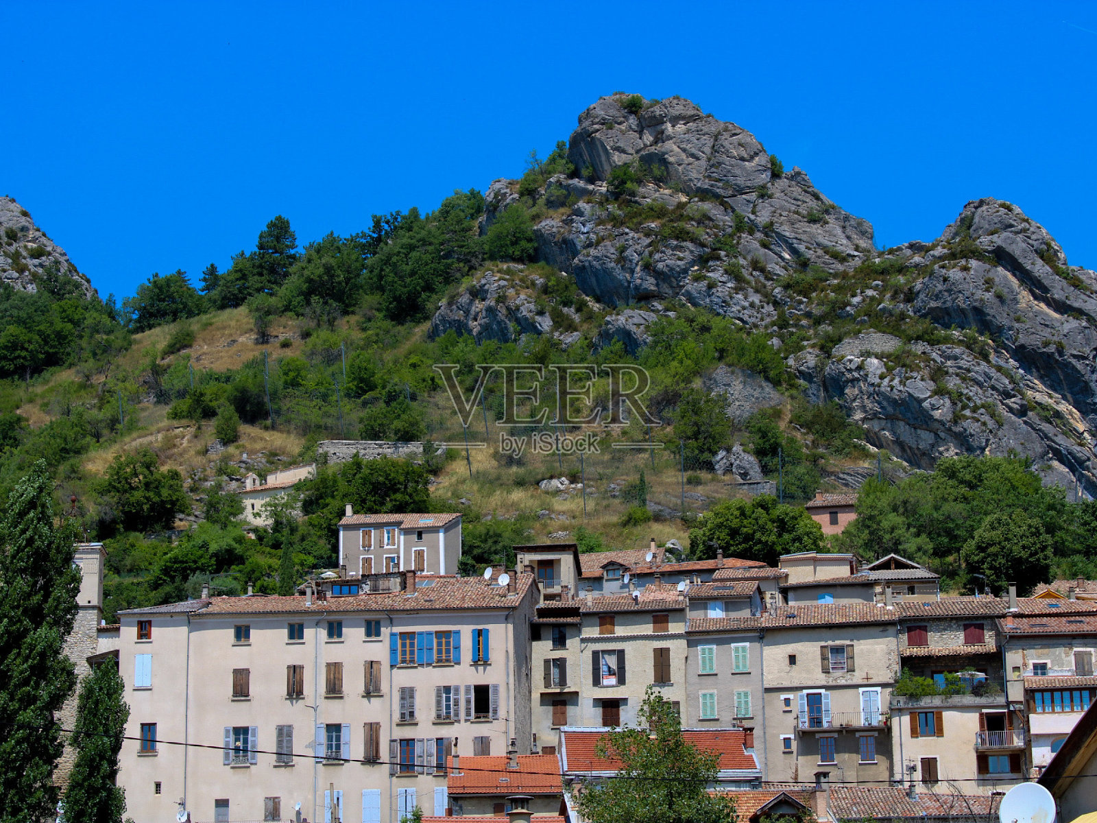 山脚下的村庄照片摄影图片