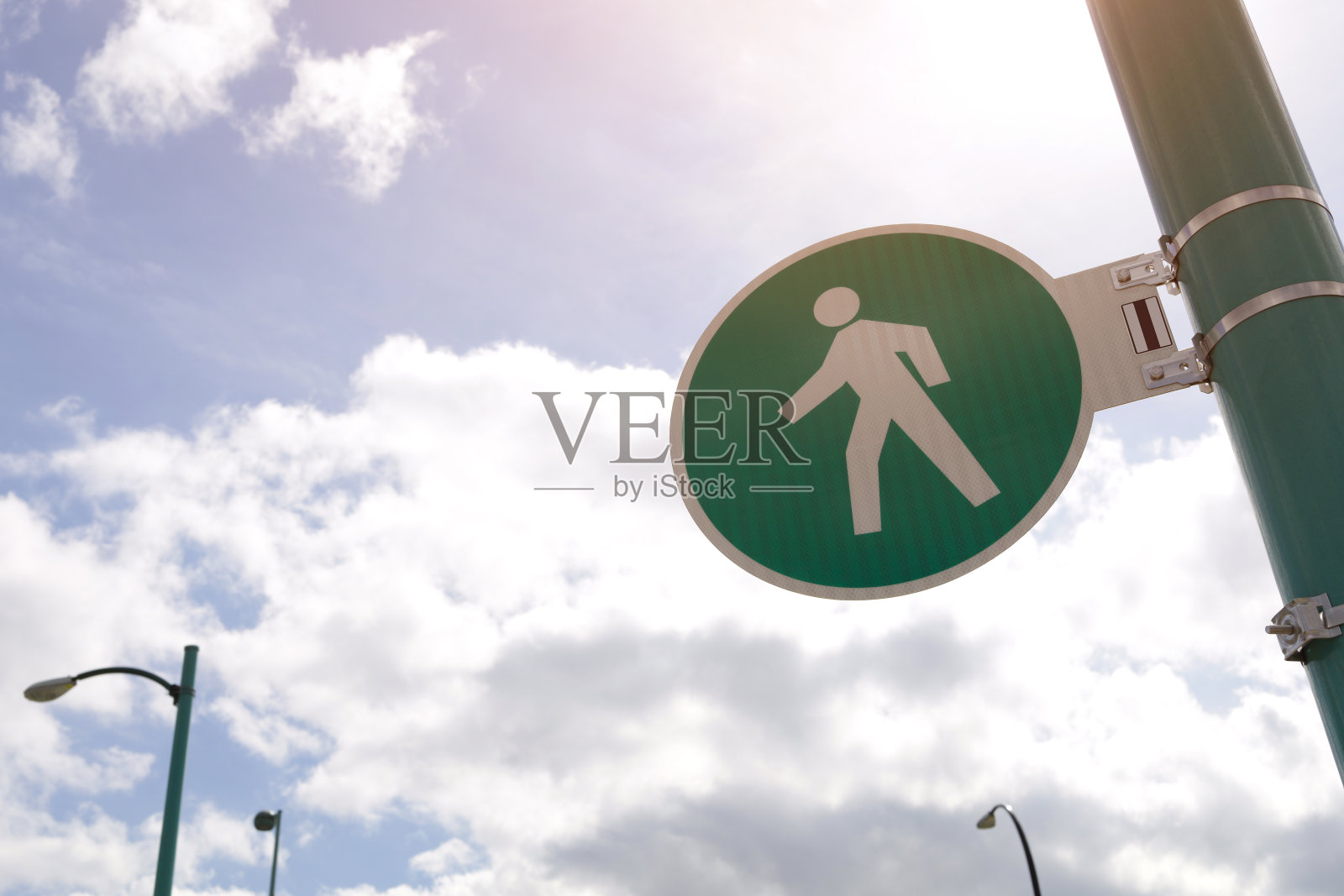 路标形象停在前方建筑街道绿色通行照片摄影图片