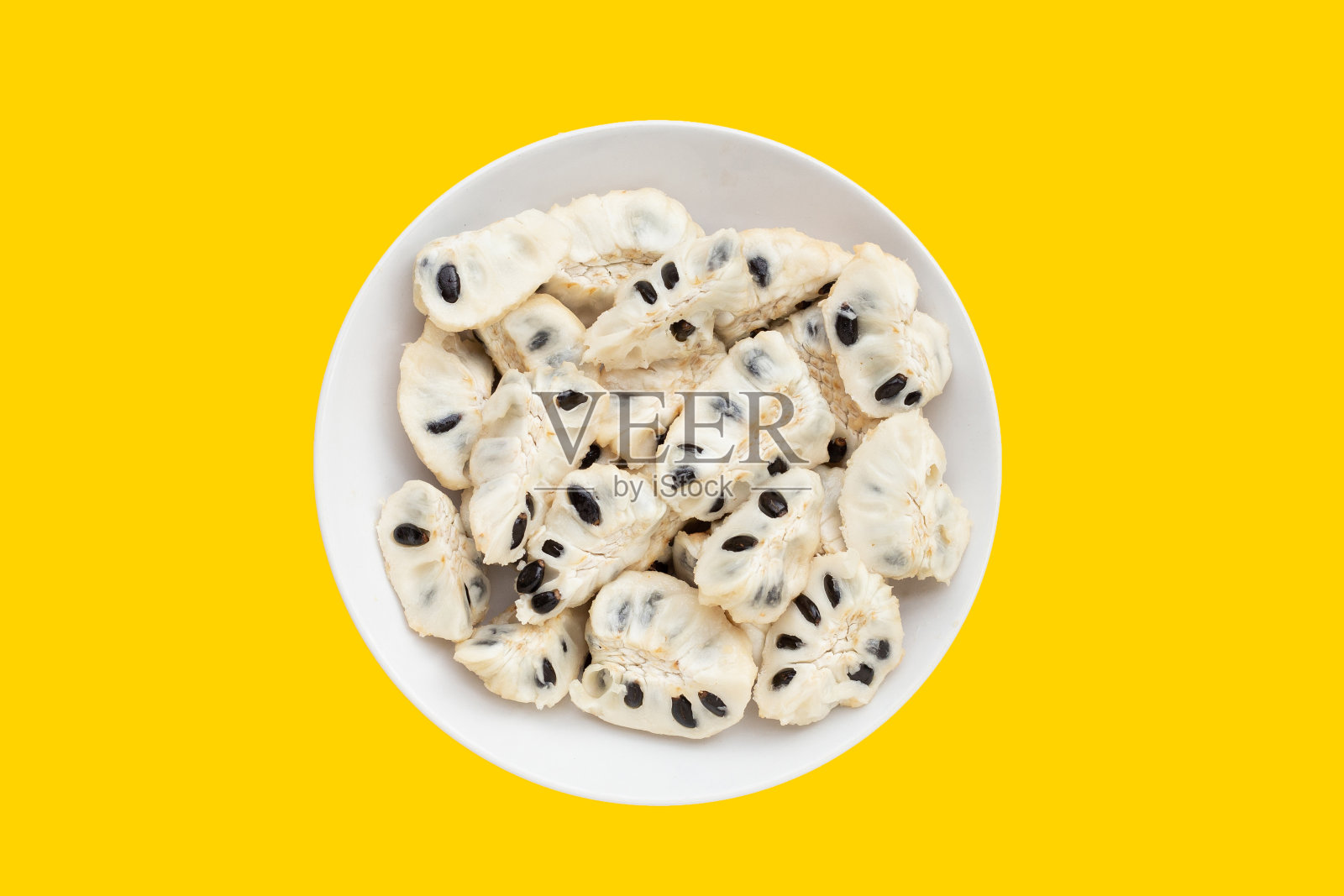 奶油冻苹果，白色盘子，黄色背景。照片摄影图片