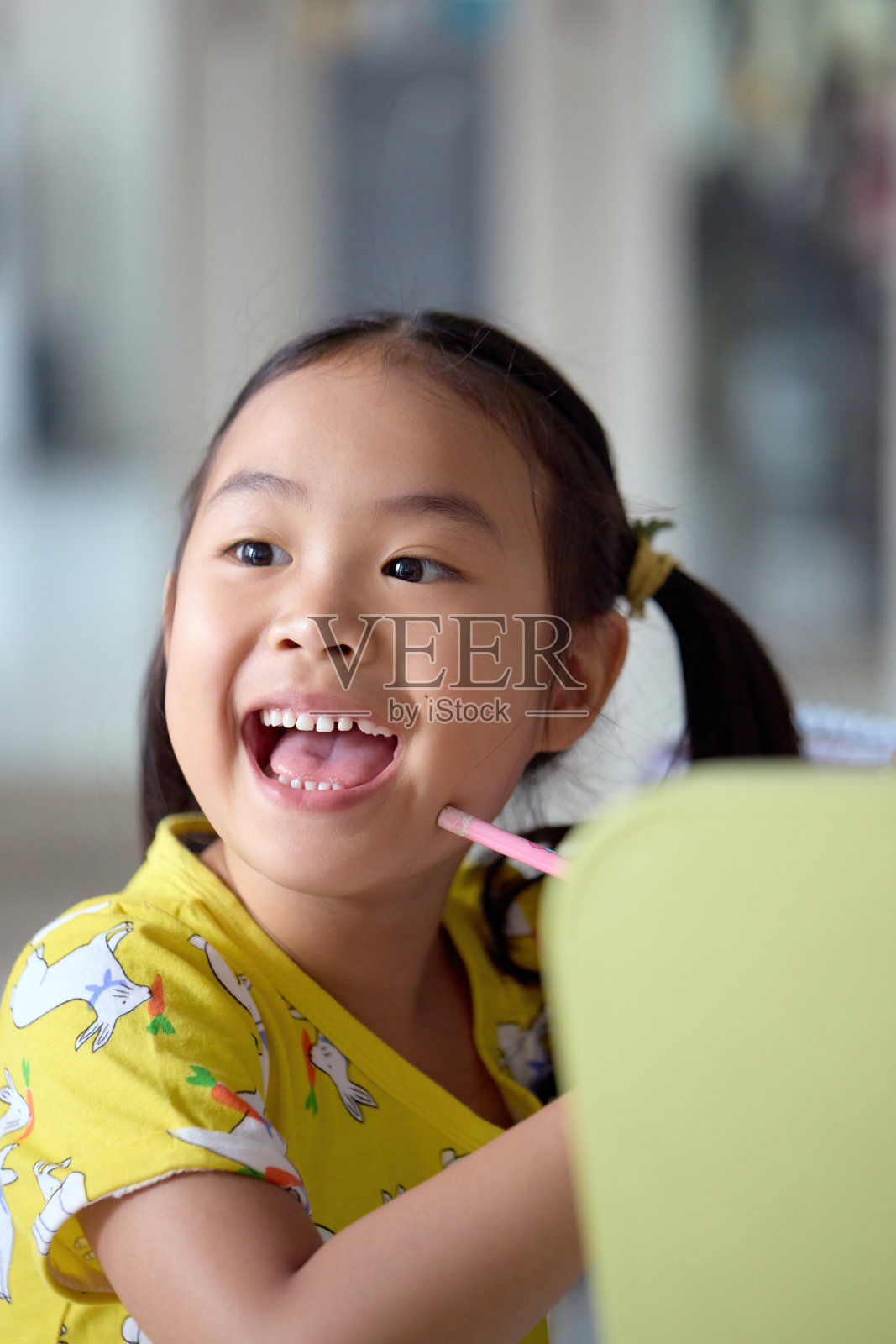 女孩在白纸上快乐地绘画照片摄影图片