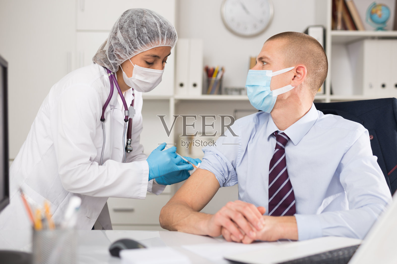 为公司职员注射疫苗照片摄影图片