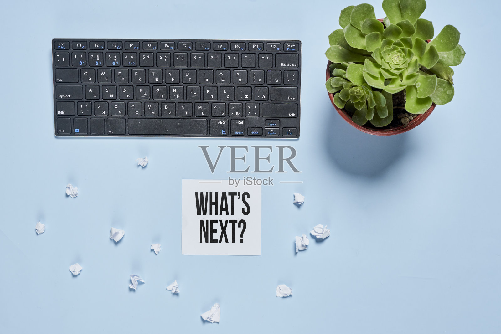 带纸便条的办公空间——接下来是什么照片摄影图片