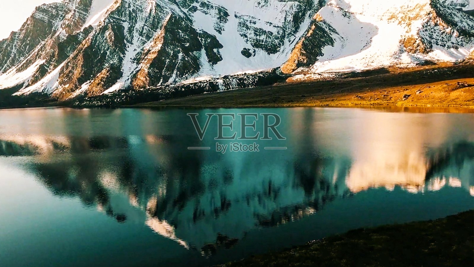 巴基斯坦海拔第二高的湖泊位于阿富汗边境附近，被称为“卡拉姆巴尔湖”。照片摄影图片