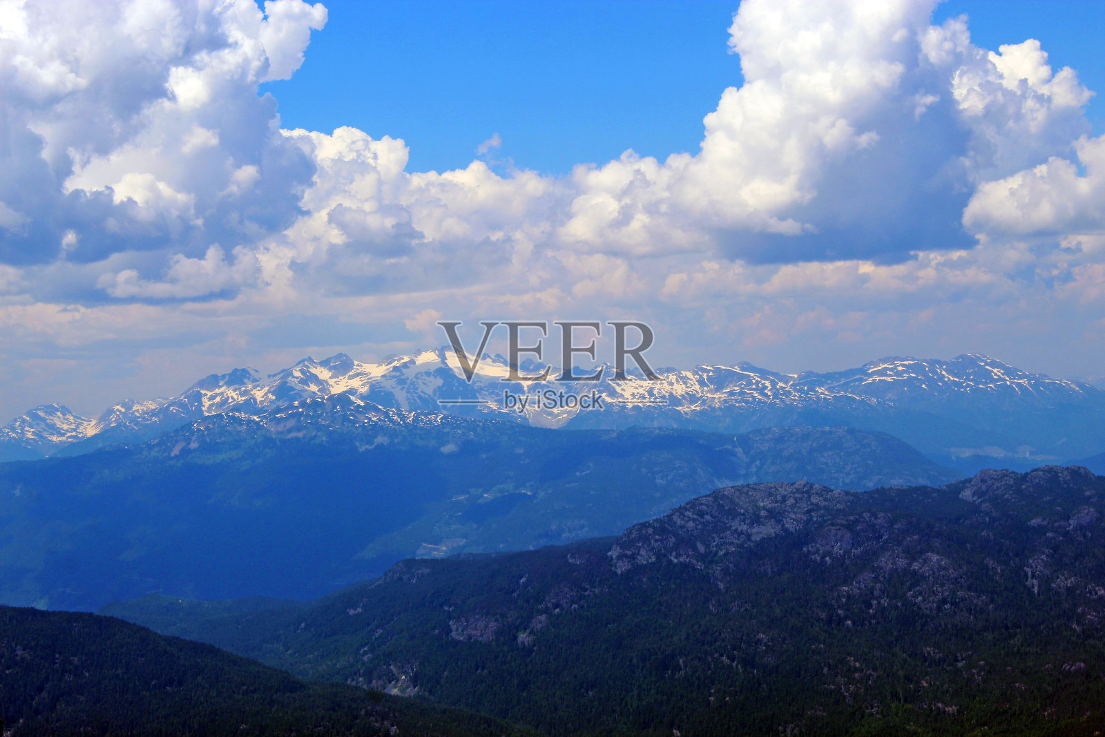 从惠斯勒山顶俯瞰照片摄影图片