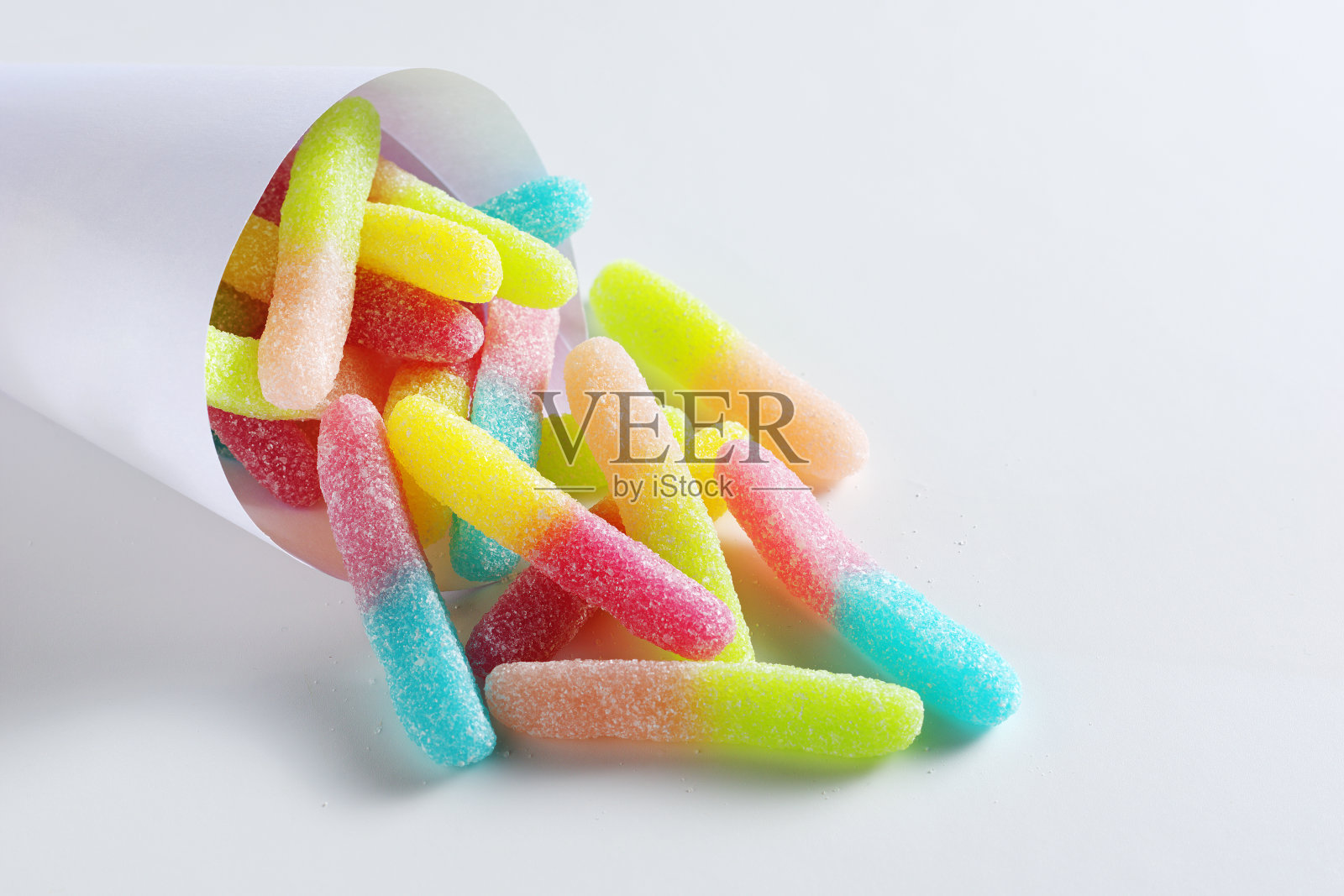 纸袋里的果冻虫照片摄影图片