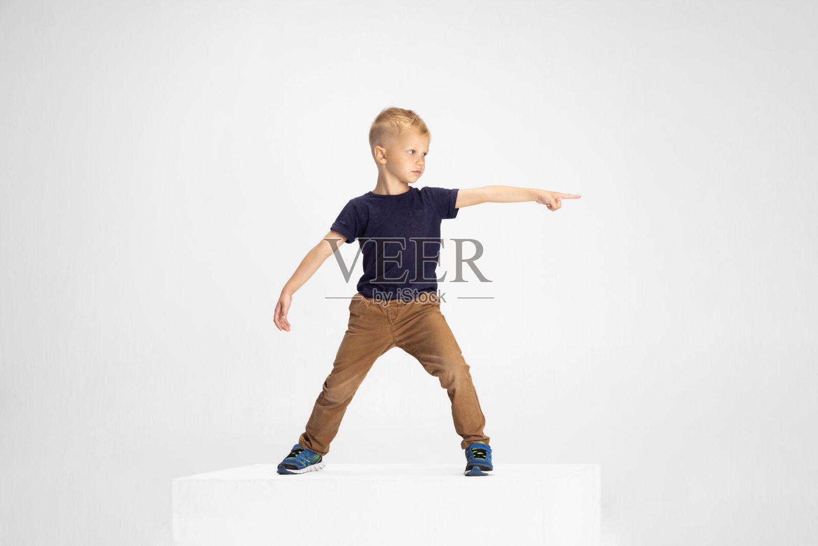 可爱的高加索学前班男孩的肖像孤立在白色的工作室背景。Copyspace广告。童年，教育，情感观念照片摄影图片