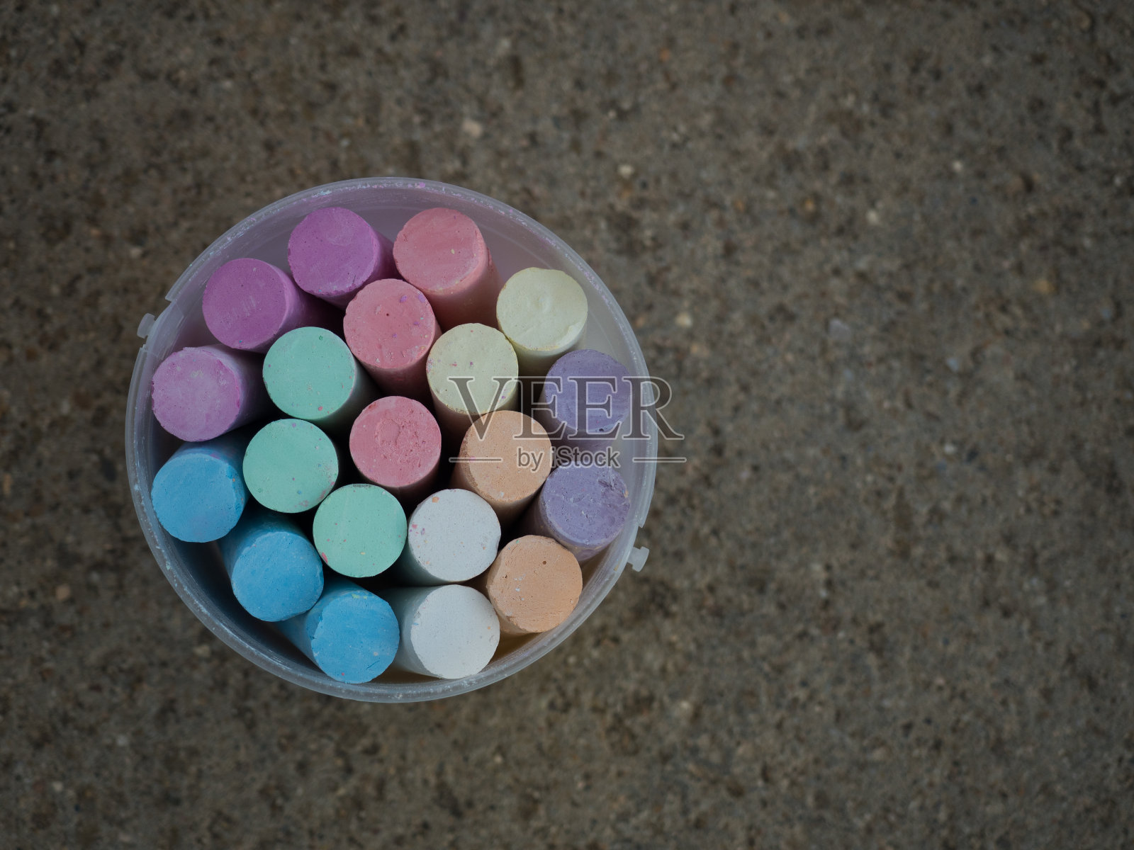 许多彩色粉笔在灰色的背景照片摄影图片