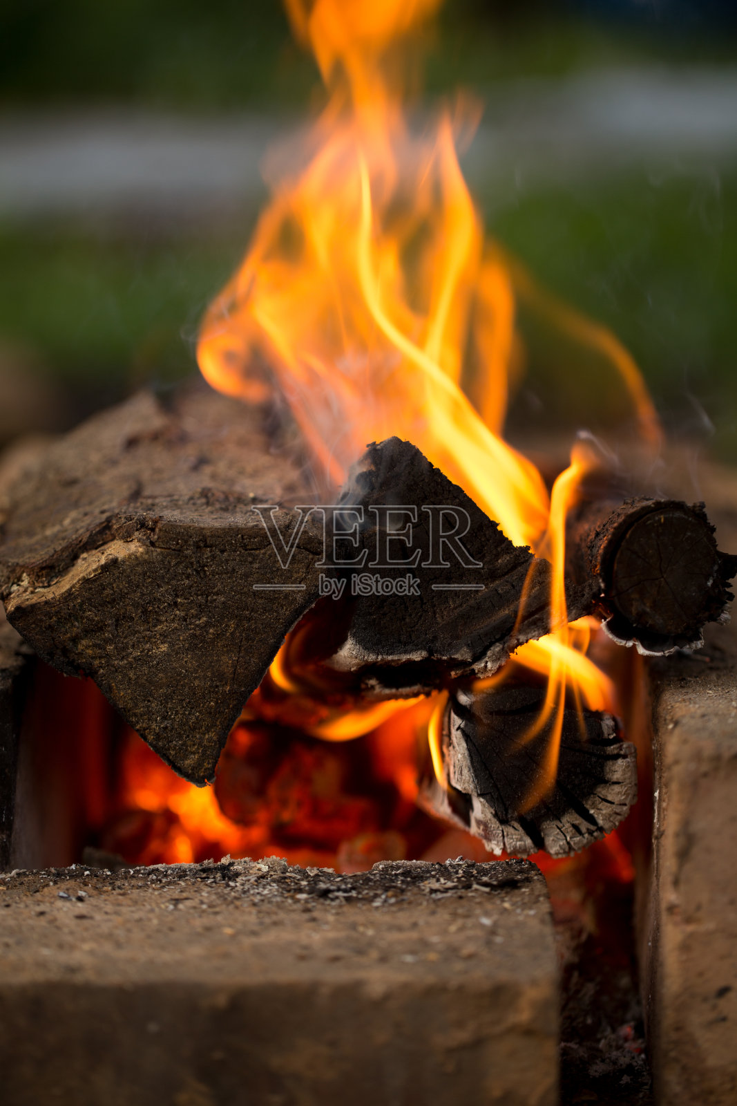 夜晚的篝火，安静而温暖照片摄影图片