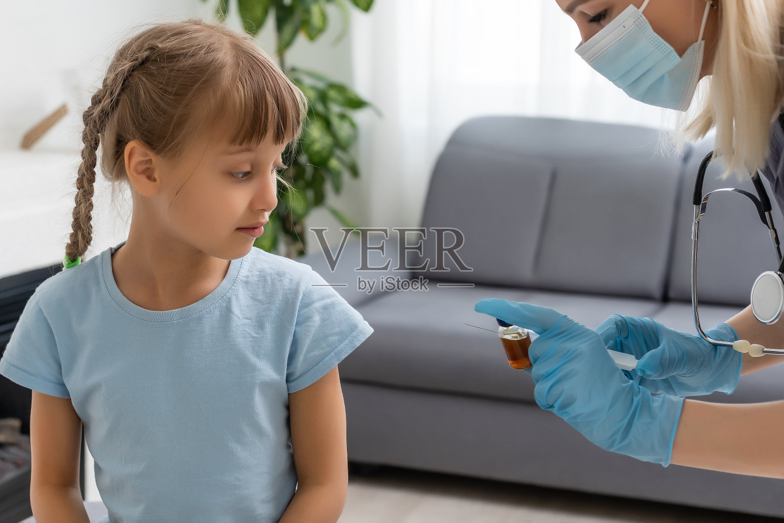 医生给孩子接种疫苗照片摄影图片