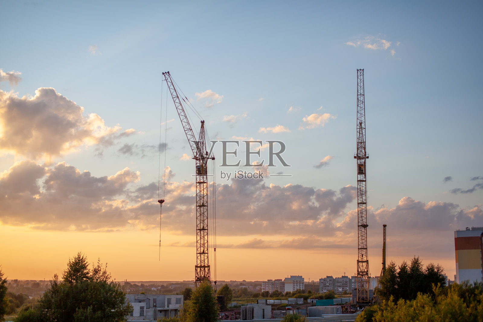 夕阳下的高层建筑工地照片摄影图片