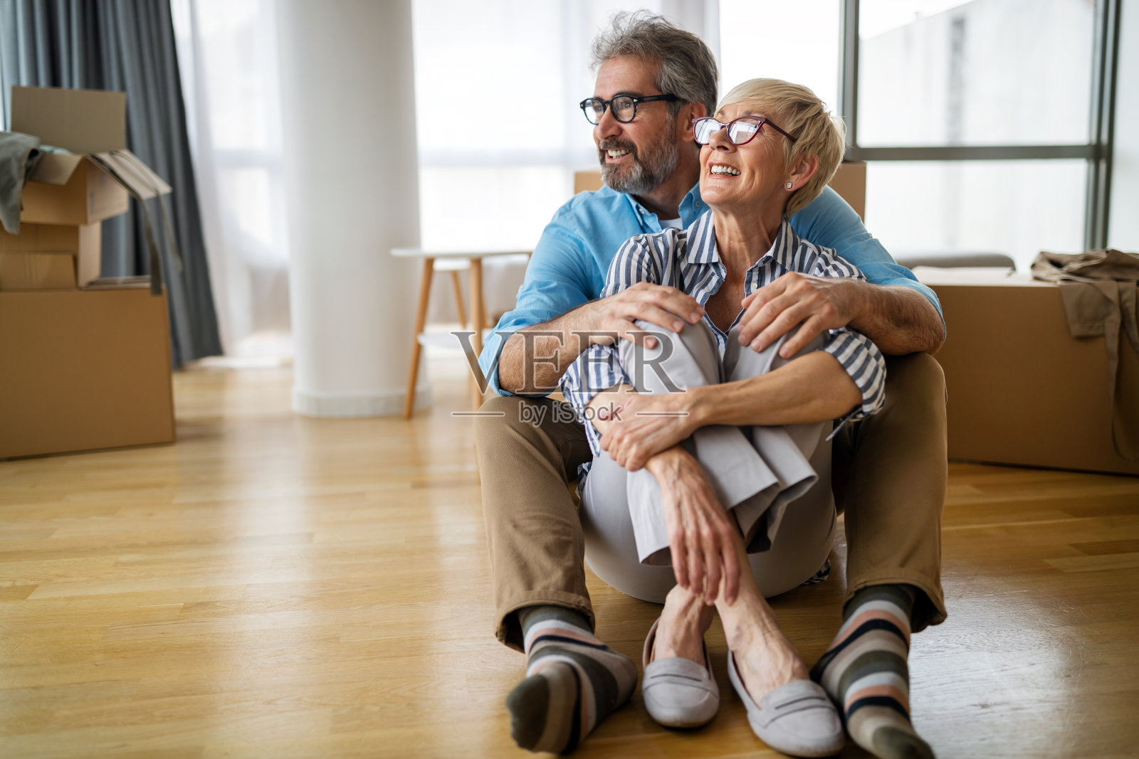 幸福的老夫妇在爱的拥抱和结合在家里的真实情感照片摄影图片