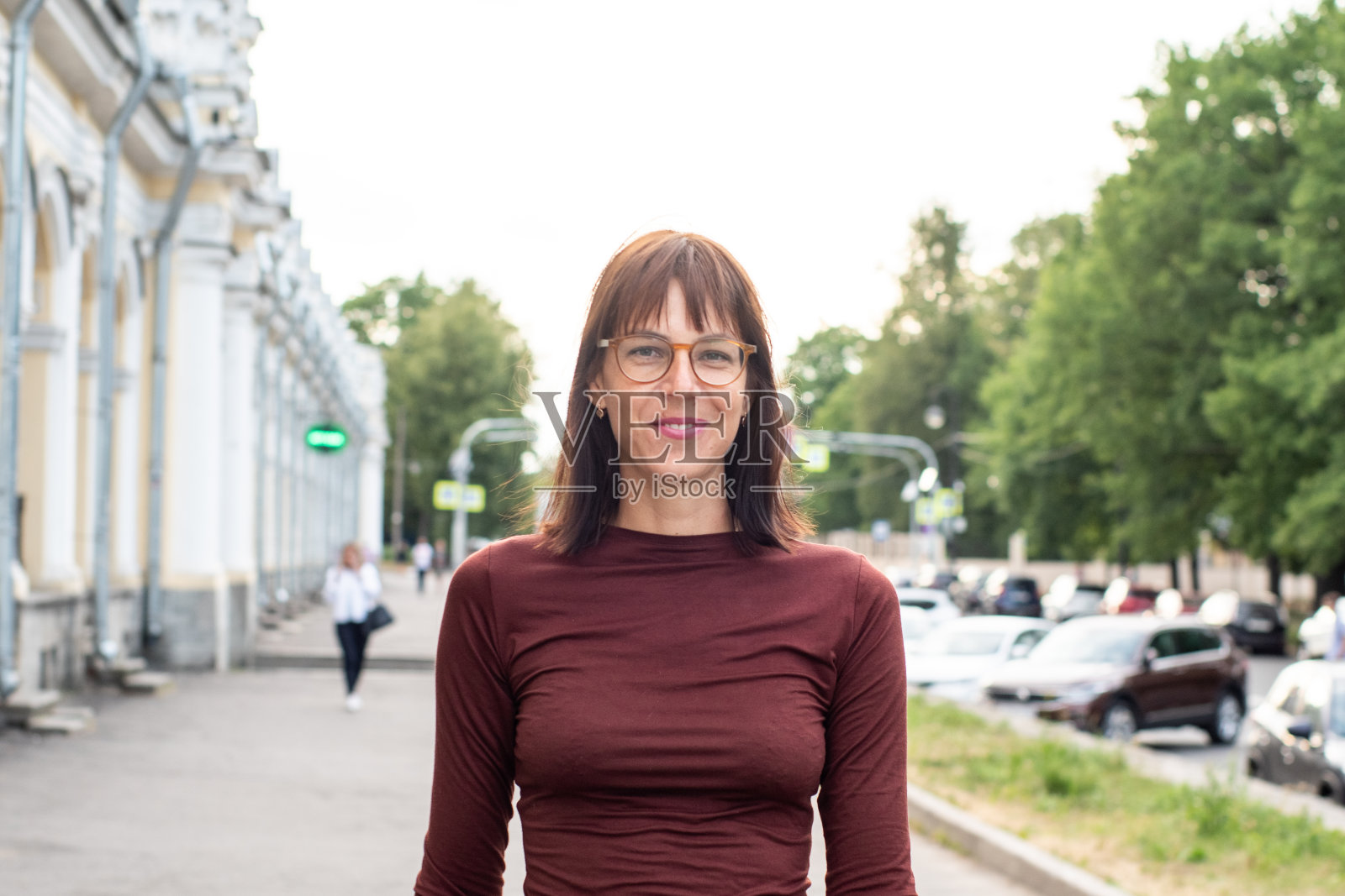 一个女人独自走在城市街道上的肖像。照片摄影图片