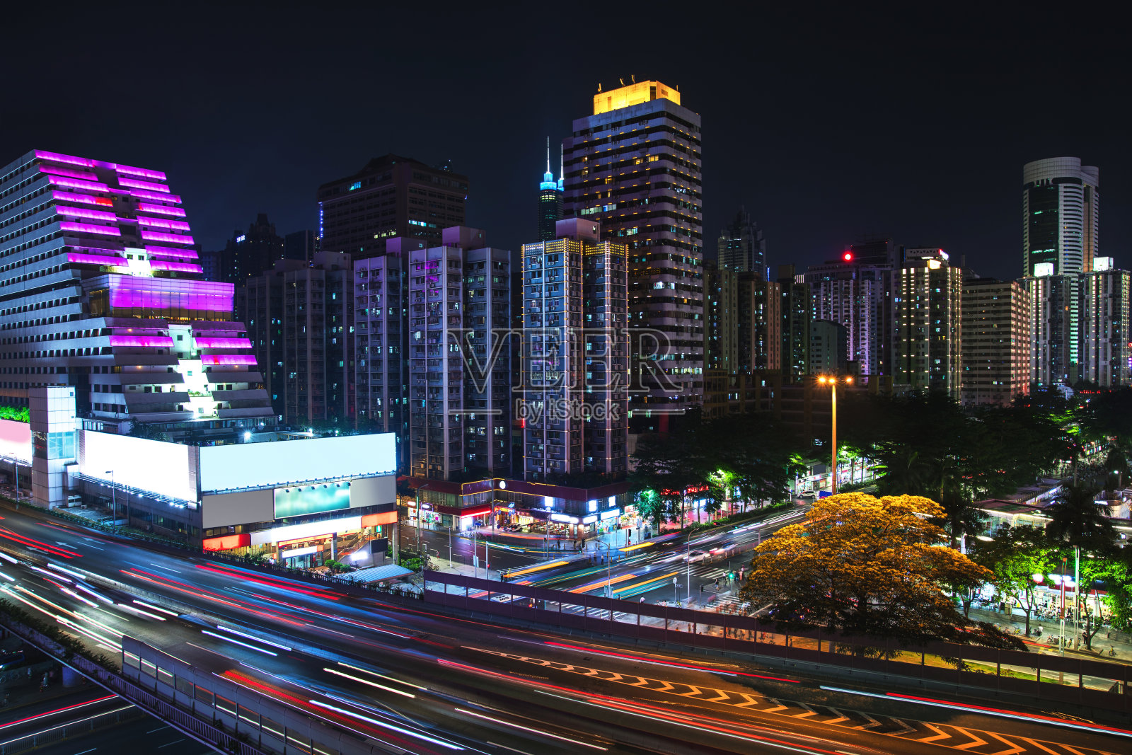 现代夜城与长曝光。深圳,中国。照片摄影图片