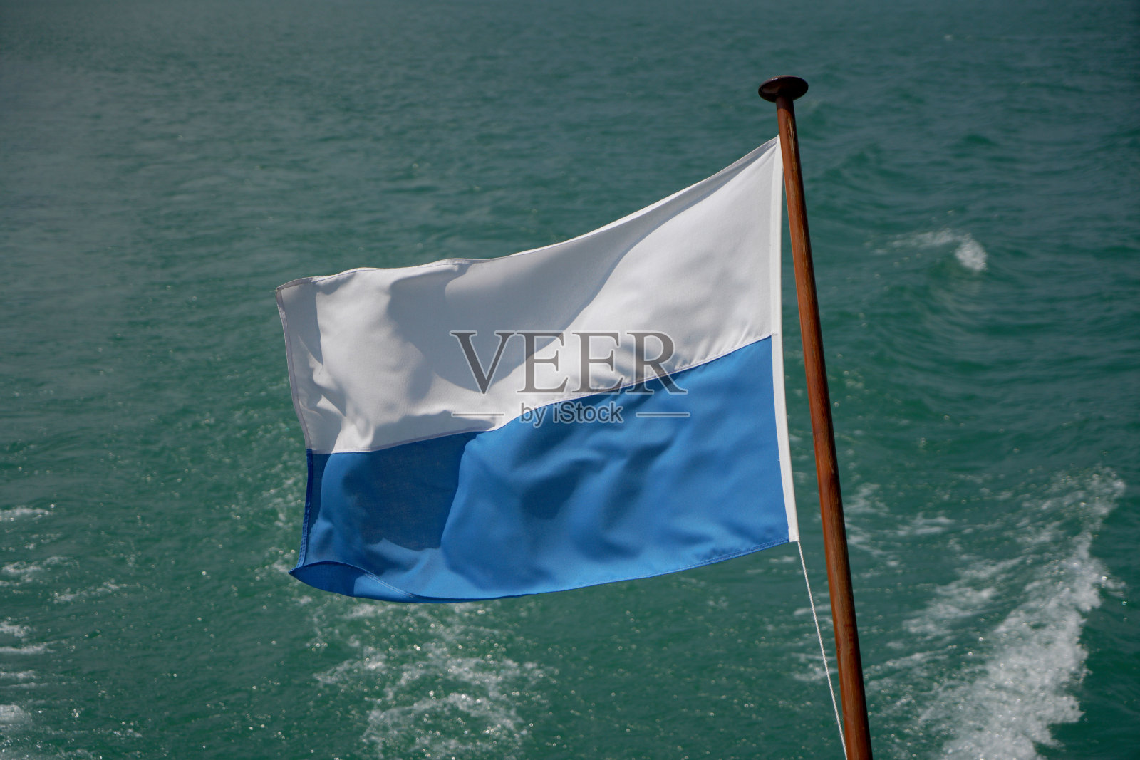 巴伐利亚的夏日里，巴伐利亚国旗在蓝白色的天空下飘扬照片摄影图片