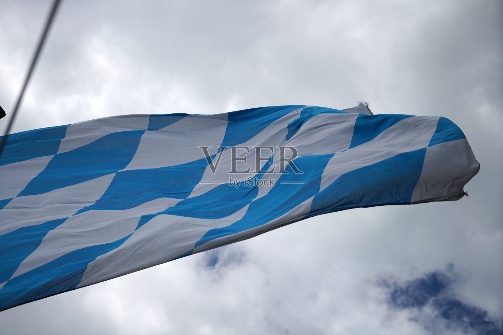 巴伐利亚的夏日里，巴伐利亚国旗在蓝白色的天空下飘扬照片摄影图片