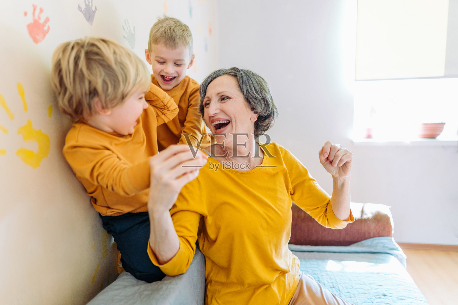 活跃的祖母和她的孙子孙女们在一起照片摄影图片