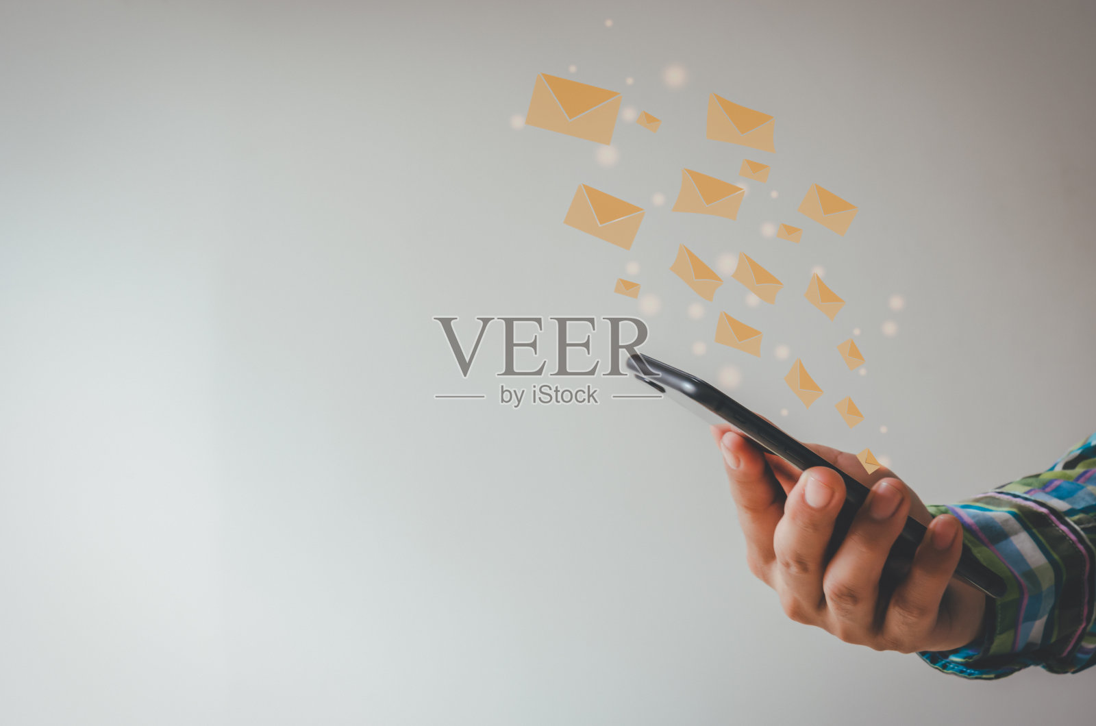 特写男子手持手机一个图标电子邮件信息。营销业务发送信息给客户或黑客在线交易。经营理念的技术。照片摄影图片