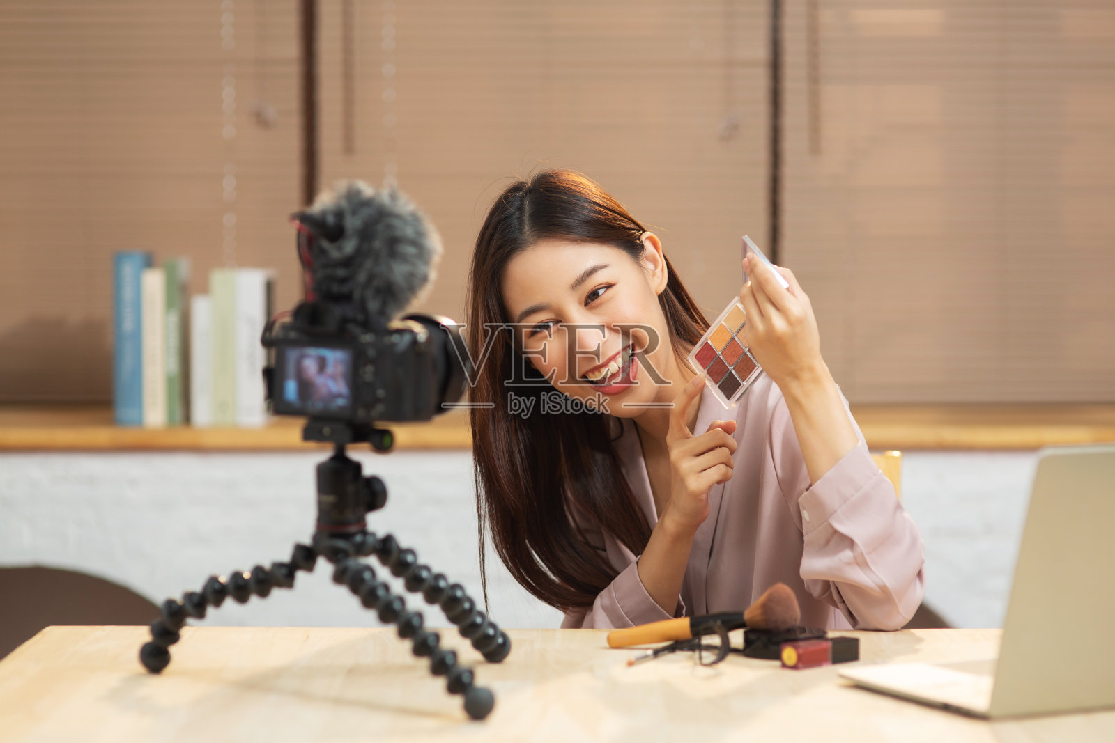 年轻的亚洲女性在镜头前展示她的化妆照片摄影图片