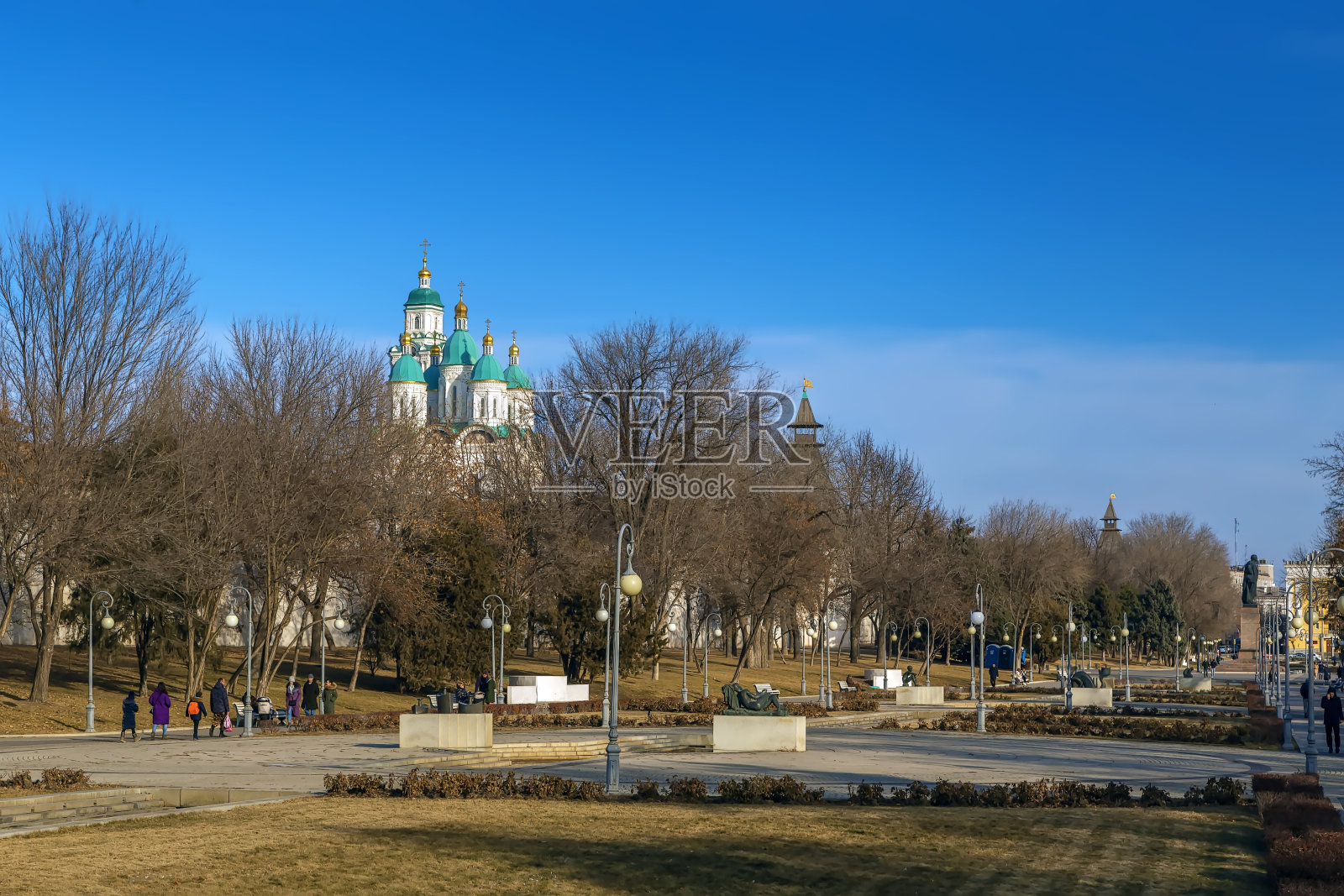 俄罗斯阿斯特拉罕克里姆林宫前的花园照片摄影图片
