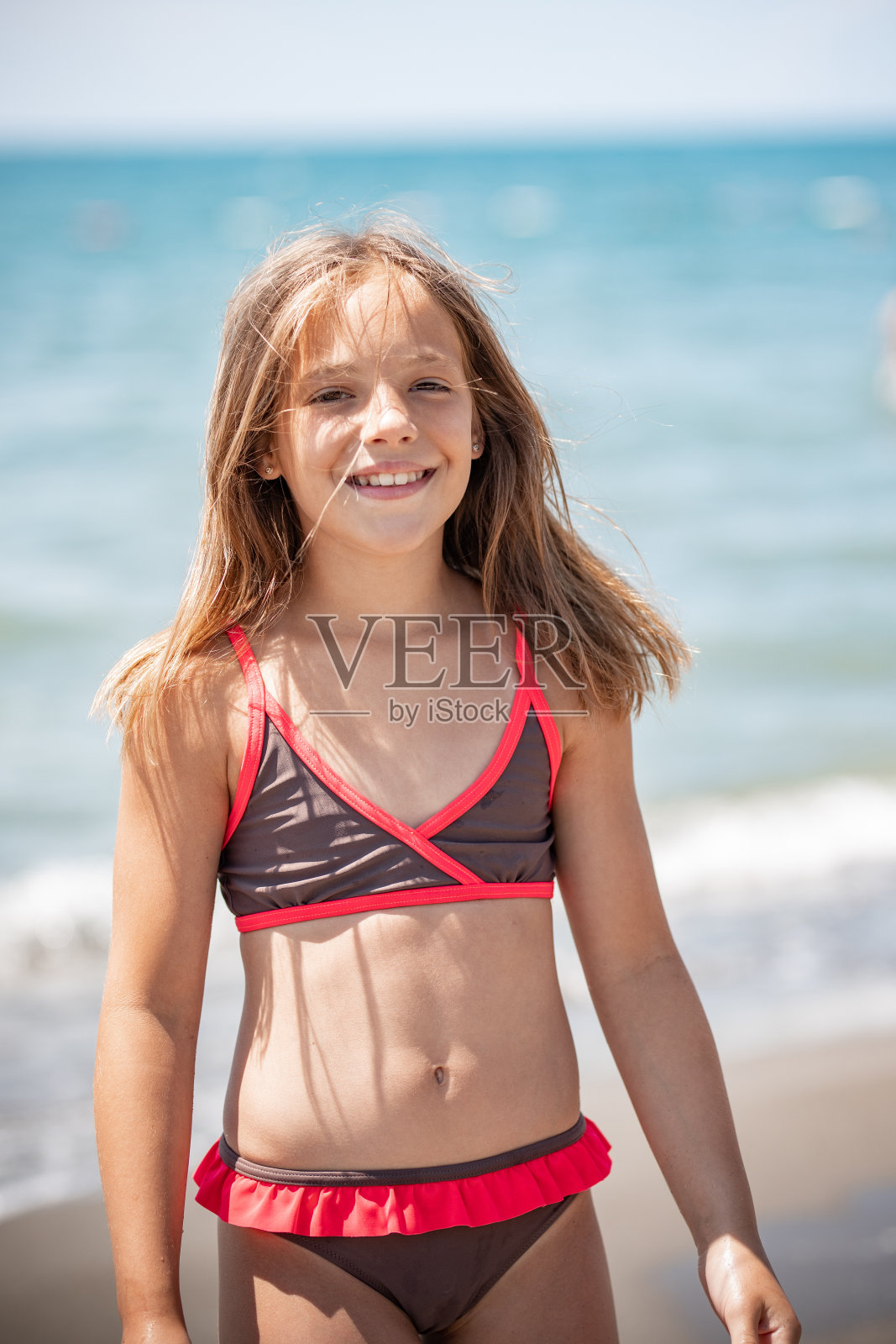 沙滩上的女孩照片摄影图片