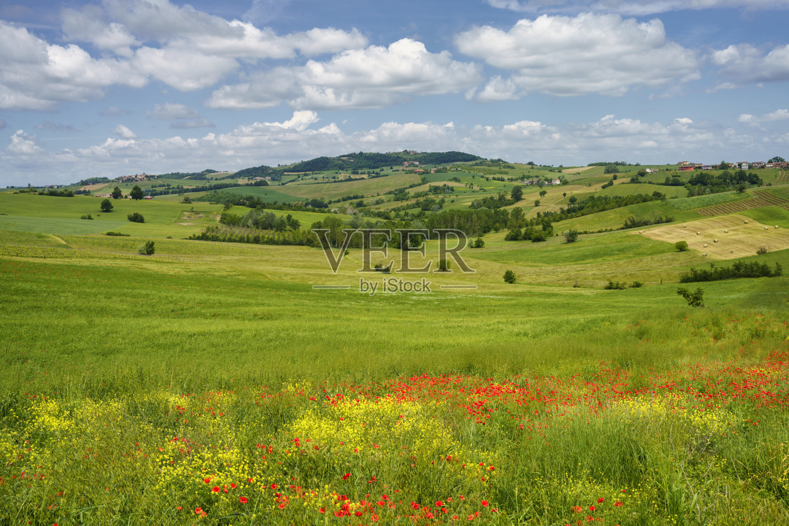 托尔托纳山上春天的风景。照片摄影图片