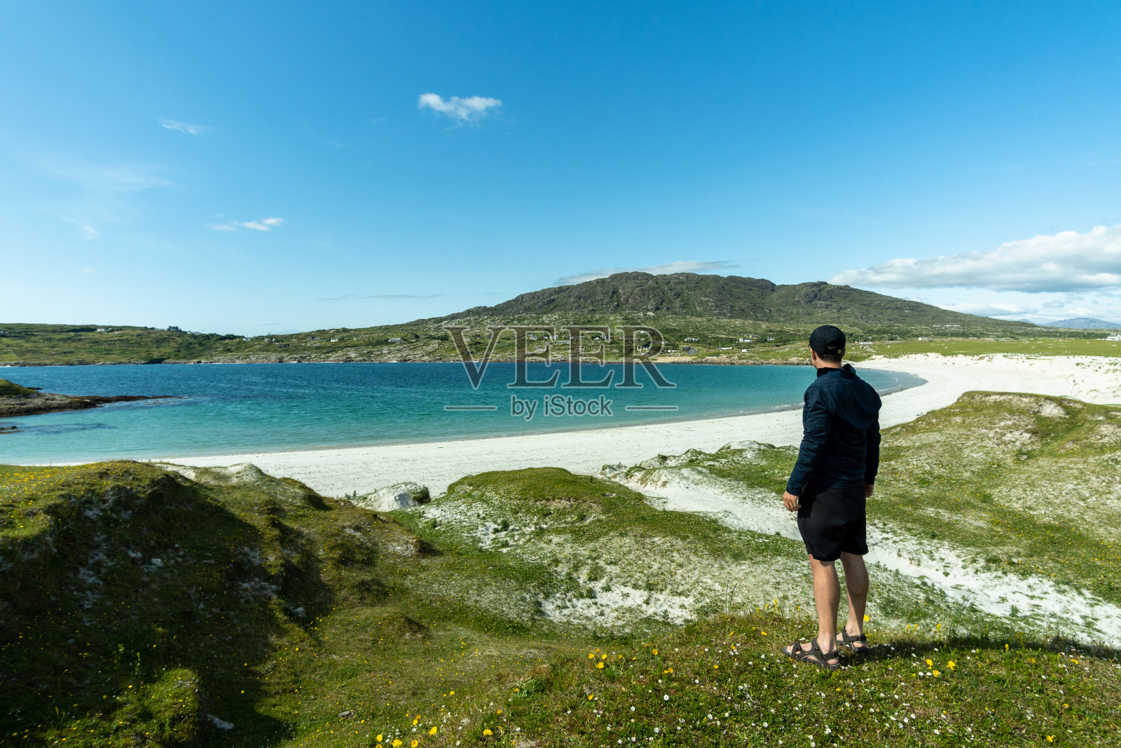 一位年轻的旅行者正在欣赏爱尔兰戈尔韦狗湾天堂般的海滩风光照片摄影图片