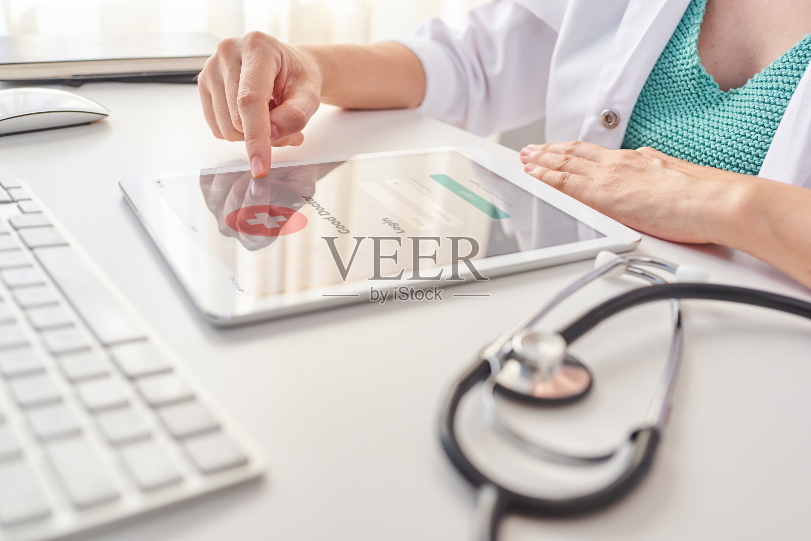 一名医生的手用数码平板电脑的特写照片摄影图片