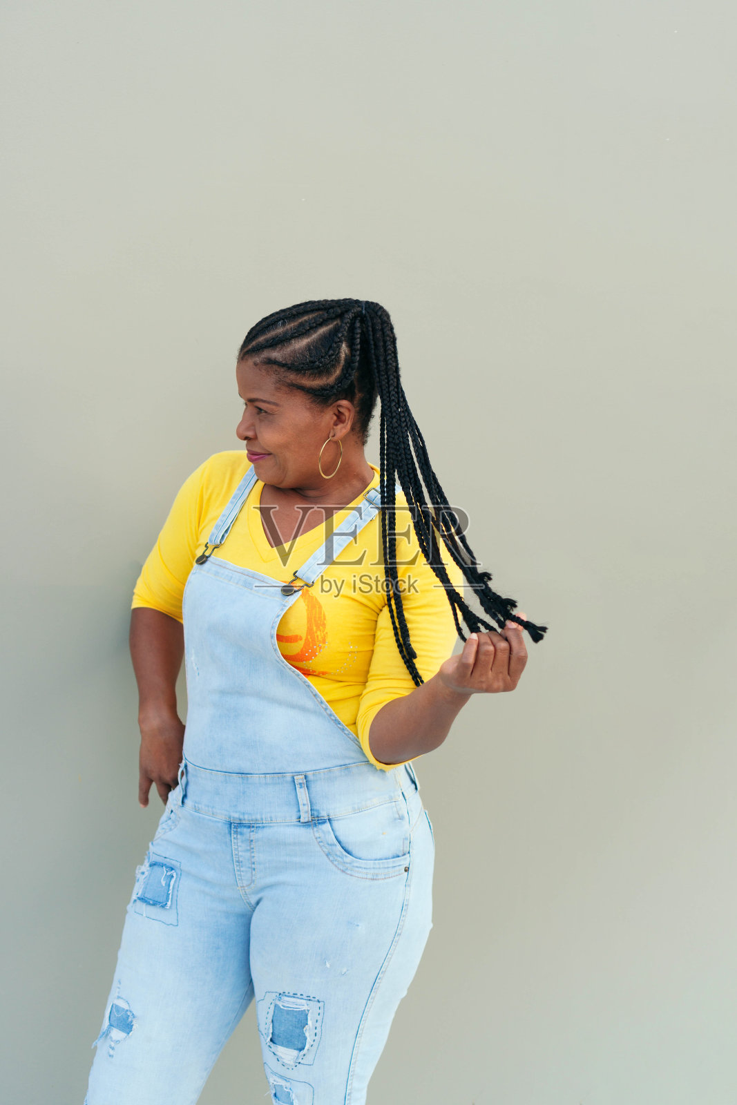 在户外梳着辫子的非洲女人照片摄影图片