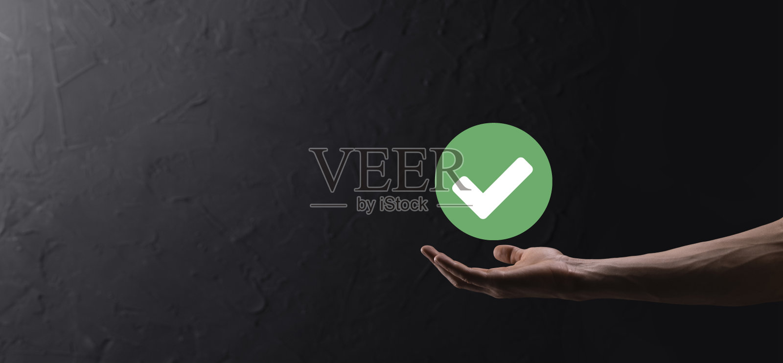 手握绿色图标勾选标记，勾选标记符号，勾选图标，右标记，圈出绿色勾选按钮，完成。在深色背景。banner。复制空间。文本。照片摄影图片