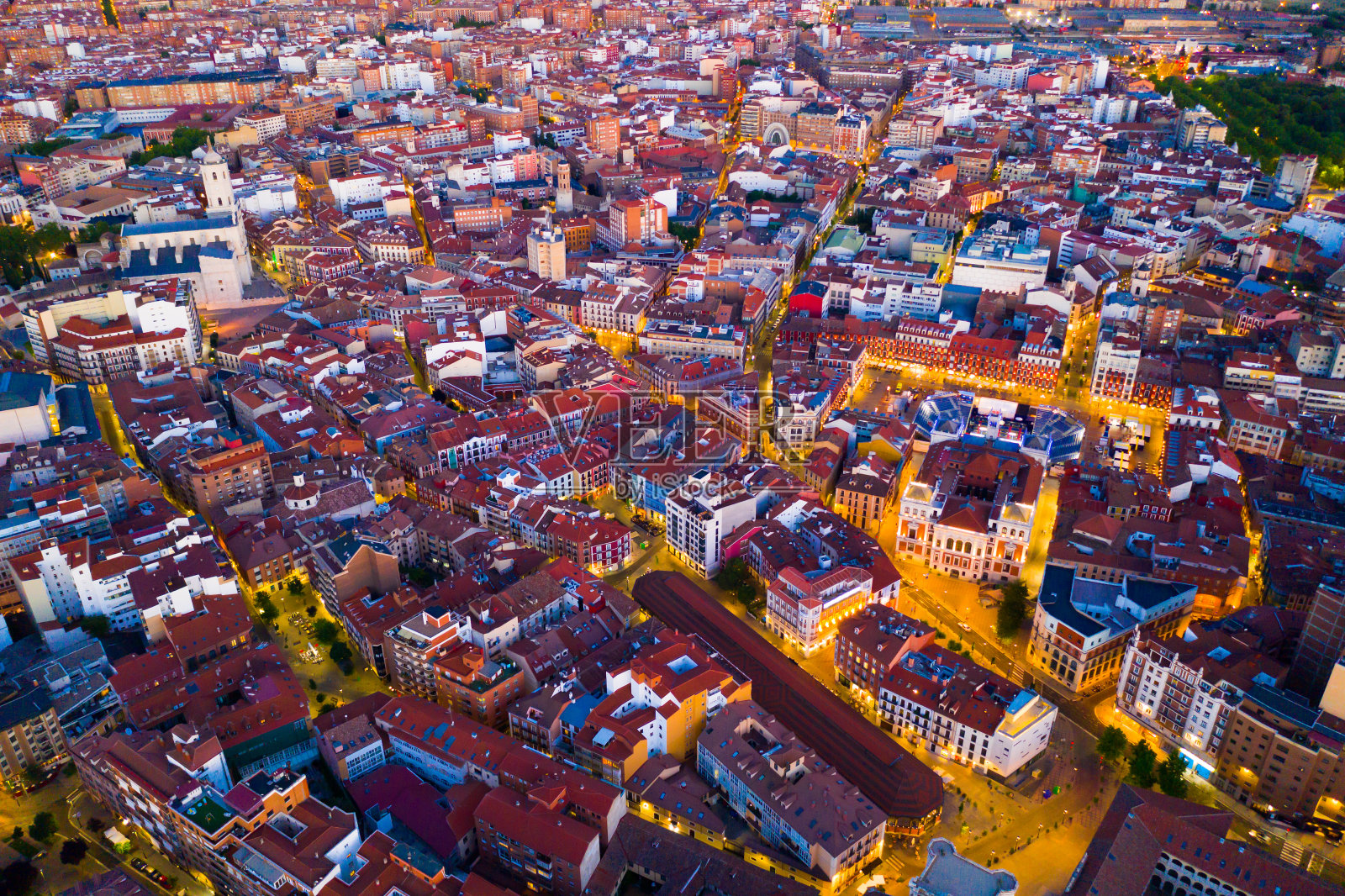 夜晚的瓦拉多利德城，照片摄影图片